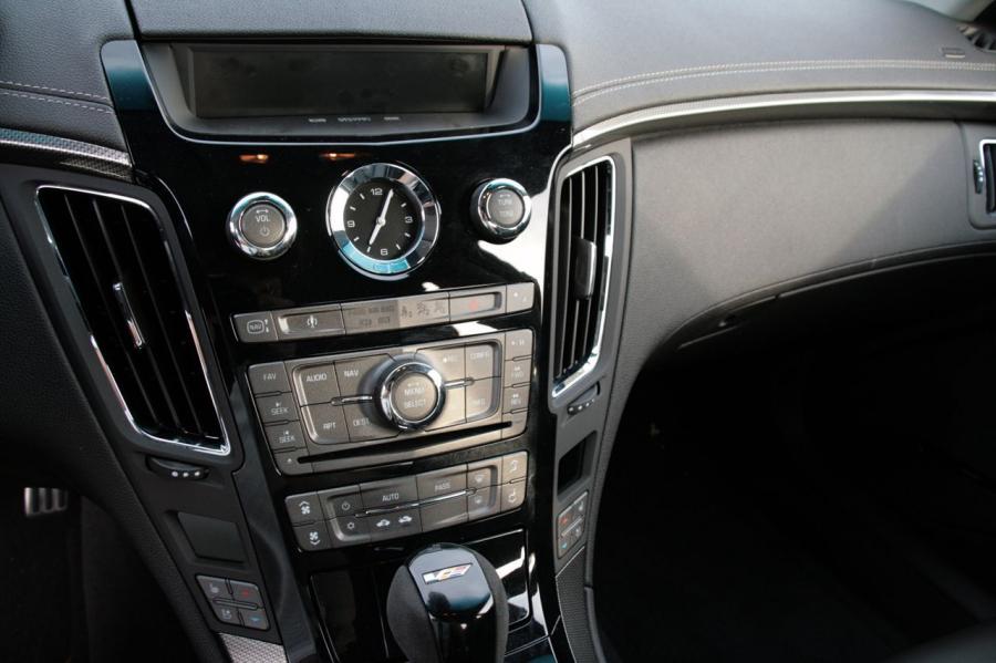  Cadillac CTS-V Coupe 2010 года  (фото 115 из 315)